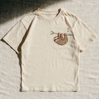 Cream cotton t-shirt with a sloth embroidered on the left chest